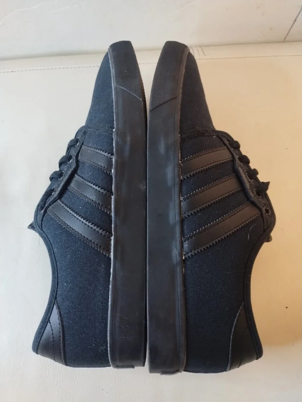 ADIDAS SEELEY LIFESTYLE CASUAL SKATE SHOE MENS SIZE 10.5 AQ8531 TRIPLE BLACK GUM